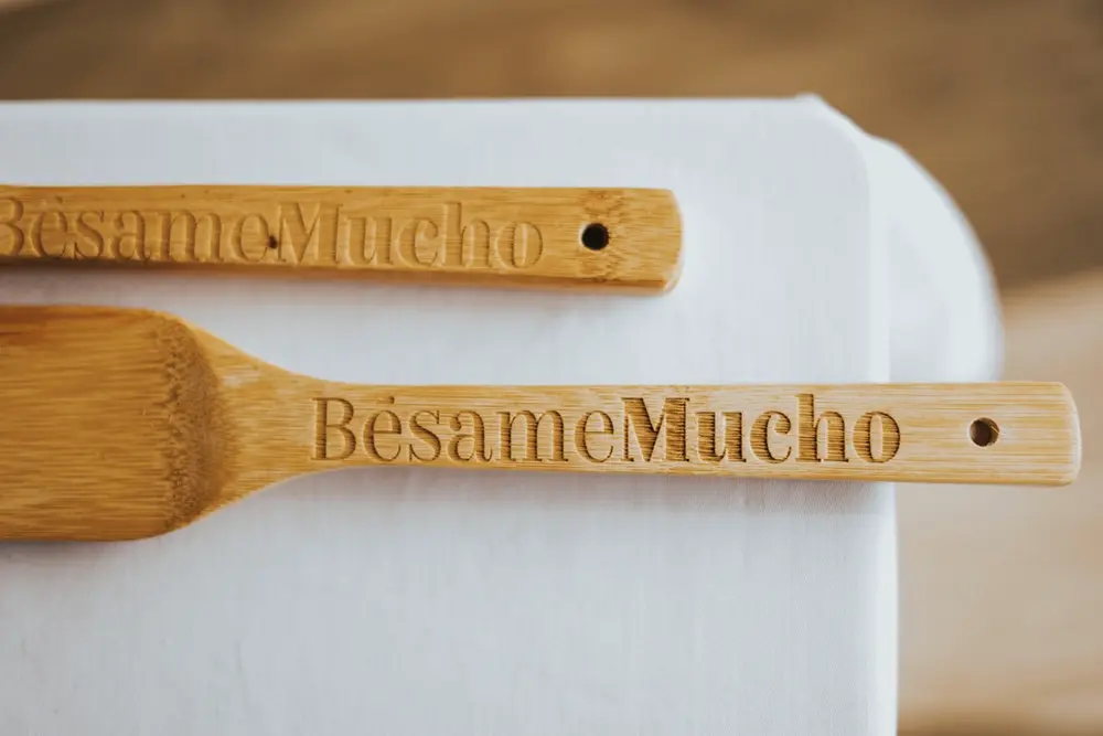 Detalle de marca Bésame Mucho, arrocería y marisquería en Tenerife
