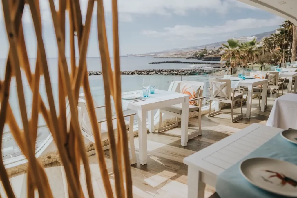 Terraza de Bésame Mucho con vistas a la Playa de Troya, Costa Adeje