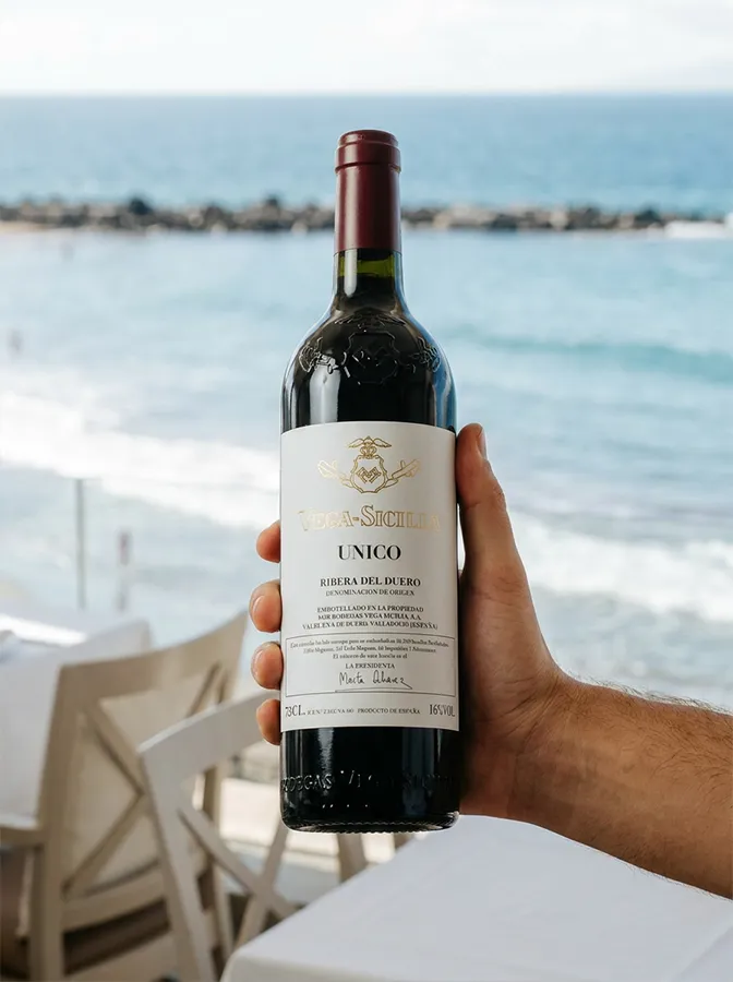 Botella de Vega Sicilia Único de Ribera del Duero frente al mar en Bésame Mucho