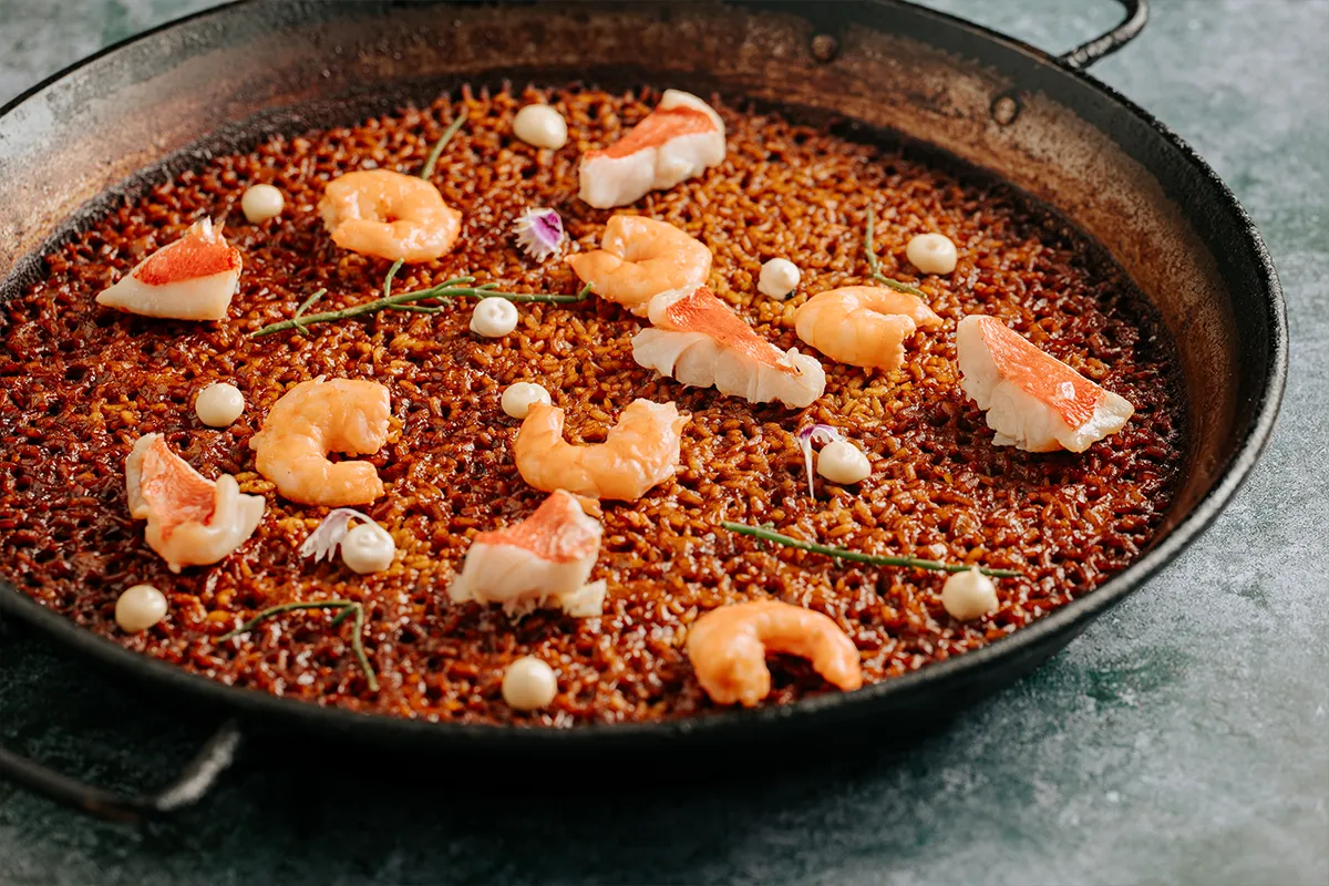 Arroz del Senyoret con gambas peladas, pescado limpio y alioli en paella, en Bésame Mucho, Costa Adeje, Tenerife