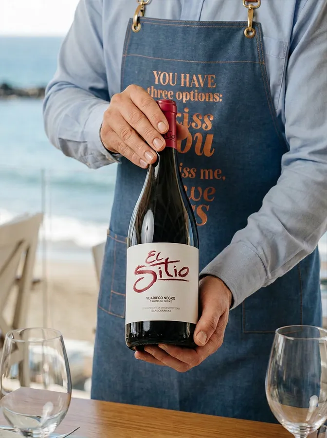 Botella de El Sitio Vijariego Negro, tinto canario, presentada en Bésame Mucho, Costa Adeje
