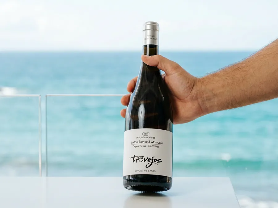 Botella de Trevejos Listán Blanco y Malvasía de cepas viejas, vino de Abona, en la terraza de Bésame Mucho