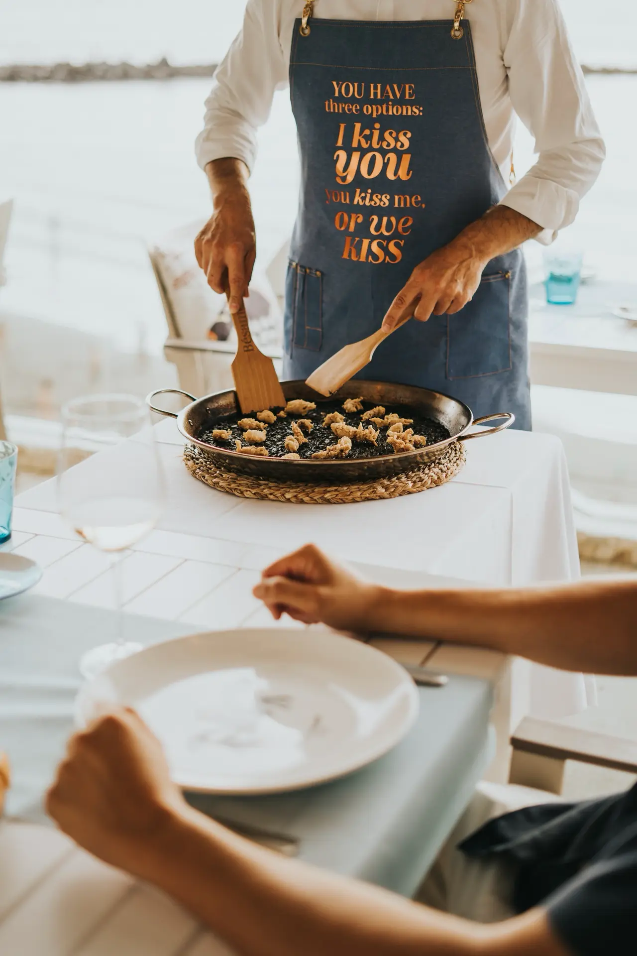 Servicio de arroz negro frente al mar en Playa de Troya, Bésame Mucho, Costa Adeje, Tenerife