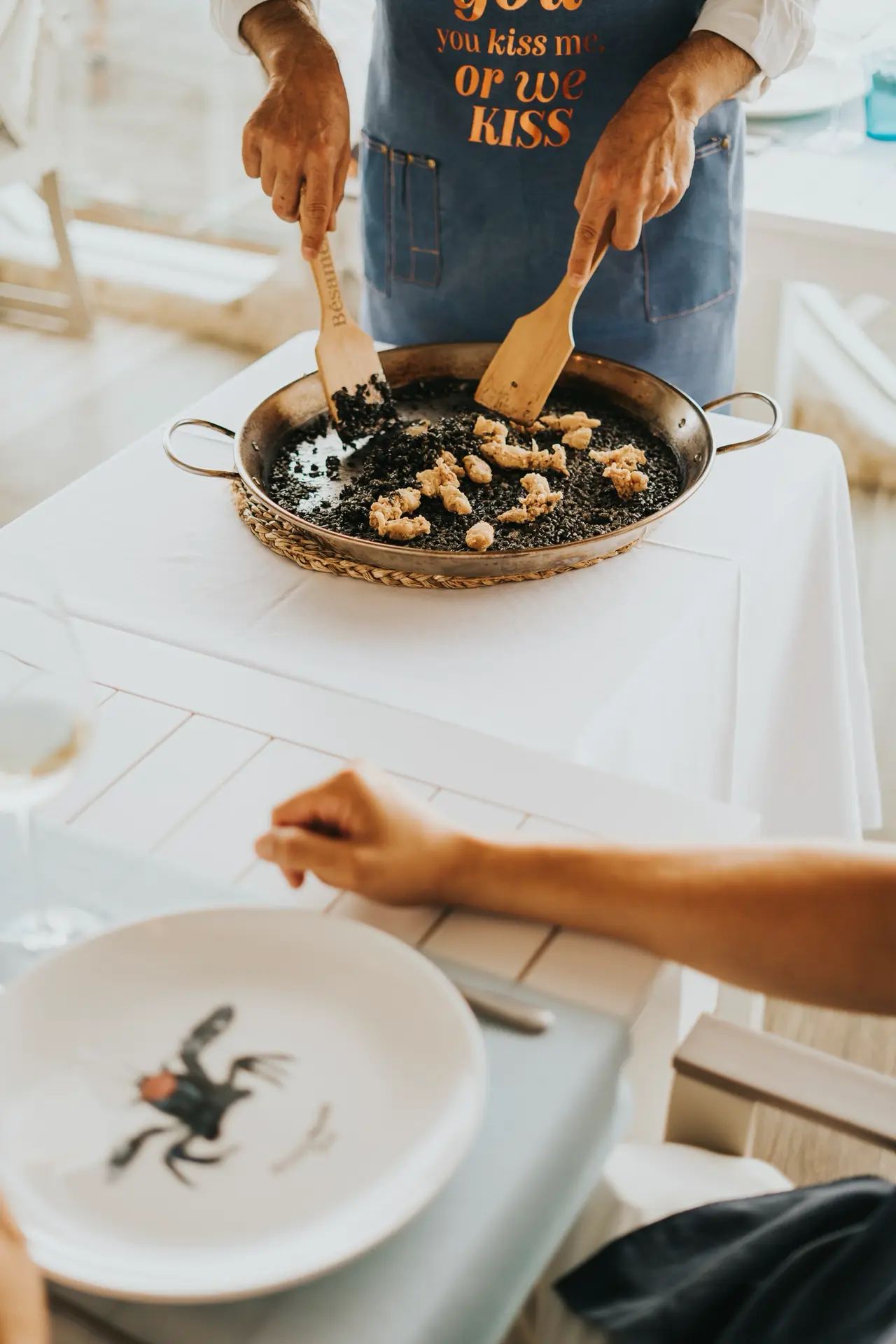 Servicio en mesa de arroz negro de sepia y chopitos en Bésame Mucho, Costa Adeje, Tenerife
