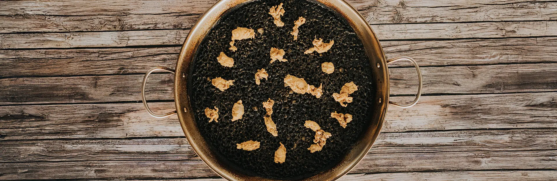 Arroz negro de sepia y chopitos fritos en paellera en Bésame Mucho, Costa Adeje, Tenerife