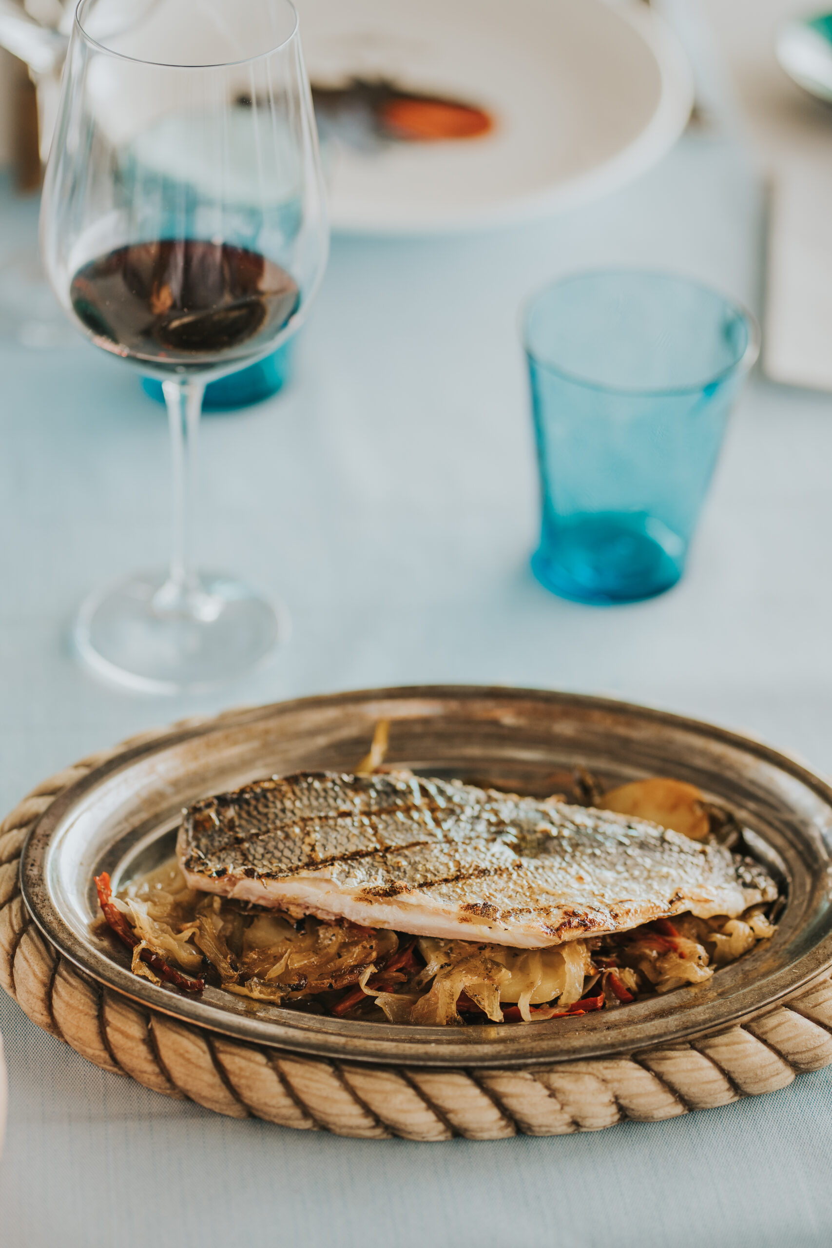 Dorada a la bilbaína con papas panaderas en Bésame Mucho, Costa Adeje, Tenerife